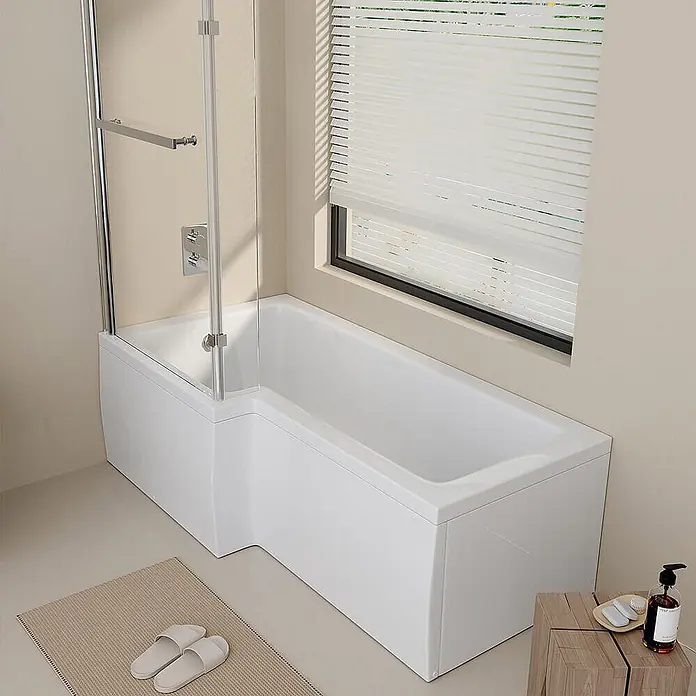Home Deluxe Badewanne ELARA Rechts -  - Weiße L-förmige Duschbadewanne mit klarer Glasabtrennung, in einem modernen Badezimmer.