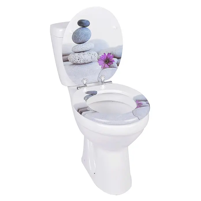 SAINOS WC-Sitz MDF WC-Sitz, Universal-O-Form, Absenkautomatik, Unten - MDF, Grau, Mit Absenkautomatik - Weißes WC mit einem Toilettensitz mit gestapelten Zen-Steinen und einem lila Blumenmuster.