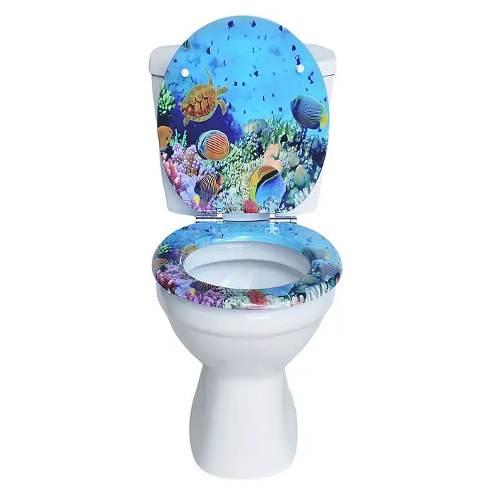 SAINOS WC-Sitz MDF WC-Sitz, Blau, Universal-O-Form, Absenkautomatik, Unten - MDF, Blau, Mit Absenkautomatik - Weiße Toilette mit ozeanischem Toilettensitz und -deckel, der Korallen, Fische und eine Schildkröte zeigt.