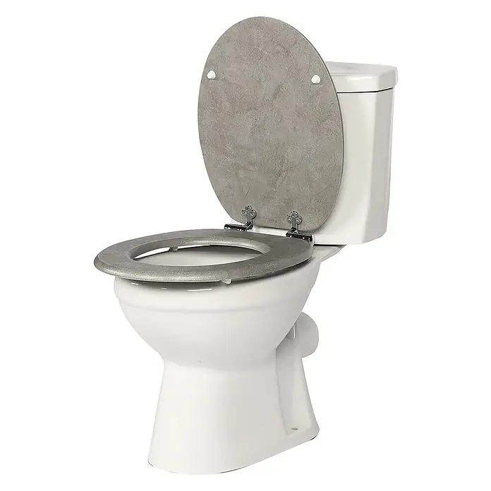 SAINOS WC-Sitz MDF WC-Sitz, Marmormuster, Universal-O-Form, Absenkautomatik, Unten - MDF, Grau, Mit Absenkautomatik - Weiße Toilette mit offenem, grauem Toilettensitz und Deckel in Betonoptik.