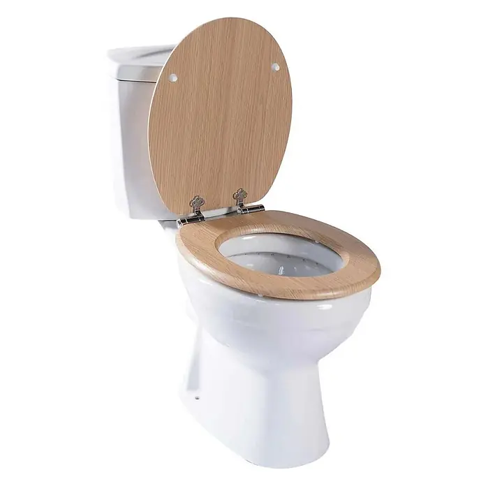 SAINOS WC-Sitz MDF WC-Sitz, Holzoptik, Universal-O-Form, Absenkautomatik, Unten - MDF, Braun, Mit Absenkautomatik - Weißes Keramik-WC mit offenem hellbraunen Holz-Toilettensitz und -Deckel, ausgestattet mit Chromscharnieren.