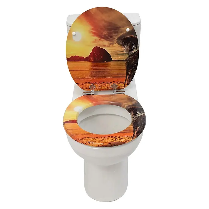 SAINOS WC-Sitz MDF WC-Sitz, Orange, Universal-O-Form, Absenkautomatik, Unten - MDF, Orange, Mit Absenkautomatik - Toilettensitz und Deckel mit lebendigem Strand-Sonnenuntergang-Druck, der felsige Inseln, Meer und eine Palme in Orange- und Gelbtönen zeigt.