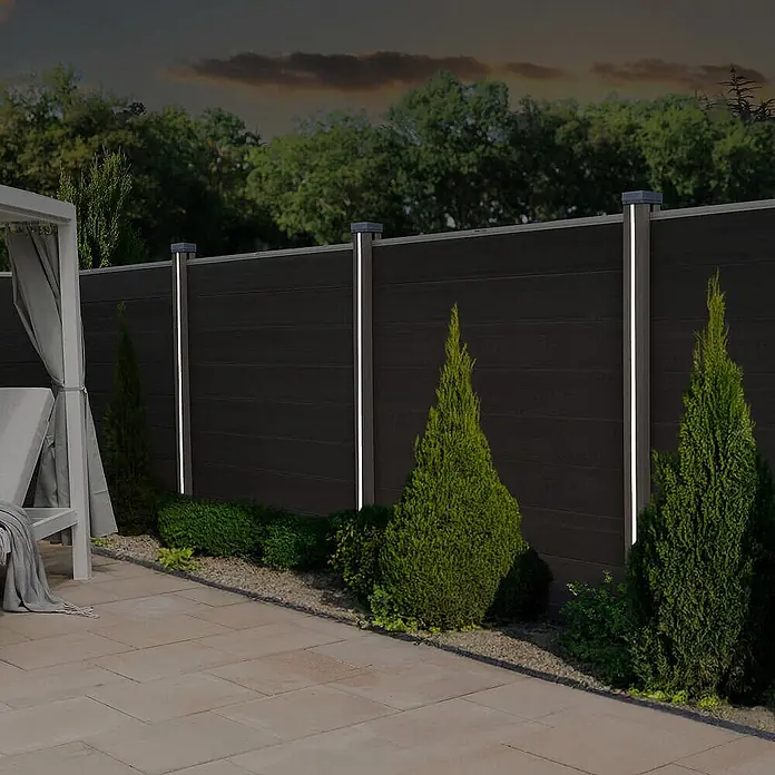 HOME DELUXE Nutleiste mit Solar LED Beleuchtung CALLUX STRIPE - 1er Set -  - Zwei dunkle Lichtpfosten mit vertikalen LED-Streifen beleuchten nachts einen dunklen Zaun und Gartenweg und schaffen eine stimmungsvolle Außenbeleuchtung.
