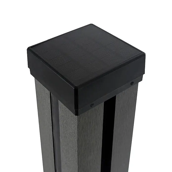 Home Deluxe Nutleiste CALLUX STRIPE 1er Set -  - Schwarze, quadratische Solar-Pfostenkappe auf einem grauen Verbundpfosten.