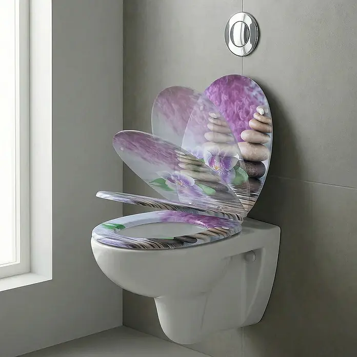 SAINOS WC-Sitz MDF WC-Sitz, Violett, Universal-O-Form, Absenkautomatik, Unten - MDF, Violett, Mit Absenkautomatik - Dekorativer WC-Sitz mit lila Orchideen- und Zen-Stein-Print, auf wandhängendem WC mit geöffnetem Deckel und Sitz.