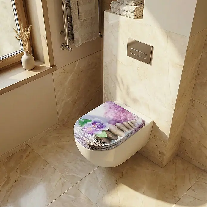 SAINOS WC-Sitz MDF WC-Sitz, Violett, Universal-O-Form, Absenkautomatik, Unten - MDF, Violett, Mit Absenkautomatik - Dekorativer Toilettensitz mit lila Orchideen- und Spa-Stein-Print, auf einer Toilette in einem modernen Badezimmer.