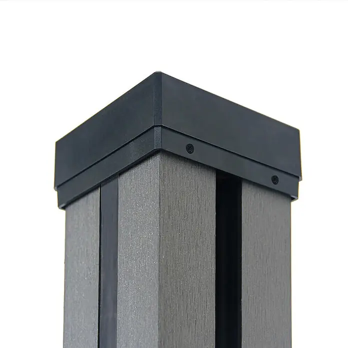 HOME DELUXE Nutleiste mit Solar LED Beleuchtung CALLUX STRIPE - 1er Set -  - Dunkelgraue Pfostenkappe auf einem strukturierten grauen Verbundpfosten mit schwarzen Akzenten.