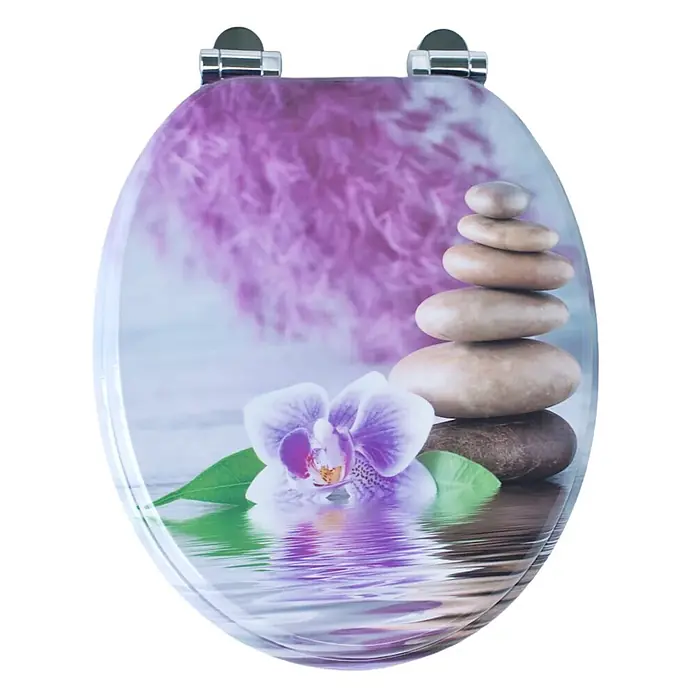 SAINOS WC-Sitz MDF WC-Sitz, Violett, Universal-O-Form, Absenkautomatik, Unten - MDF, Violett, Mit Absenkautomatik - WC-Sitz mit lila Orchidee und Zen-Steinen auf Wasseroberfläche im Design.