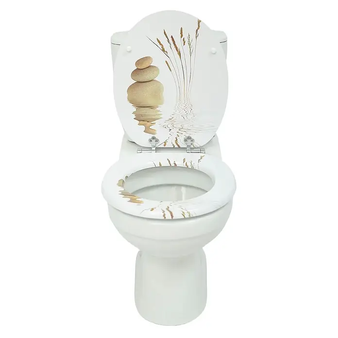 SAINOS WC-Sitz MDF WC-Sitz, Universal-O-Form, Absenkautomatik, Unten - MDF, Beige, Mit Absenkautomatik - Weiße Toilette mit Sitz und Deckel, verziert mit einem friedlichen Motiv aus gestapelten Steinen, Schilf und Wasserreflexionen.