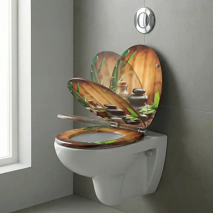 SAINOS WC-Sitz MDF WC-Sitz, Universal-O-Form, Absenkautomatik, Unten - MDF, Braun, Mit Absenkautomatik - WC-Sitz in Holzoptik mit Zen-Motiv aus Bambus und Spa-Steinen, auf einer weißen wandhängenden Toilette montiert.
