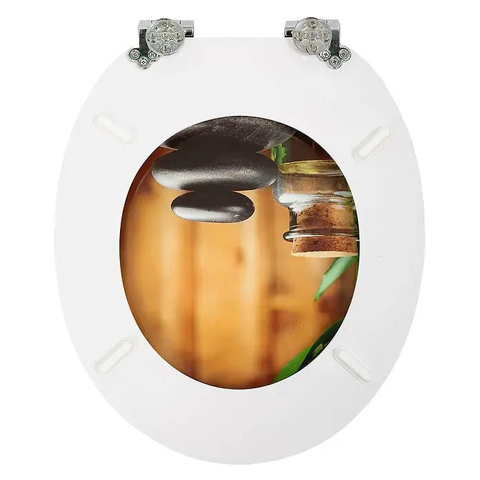 SAINOS WC-Sitz MDF WC-Sitz, Universal-O-Form, Absenkautomatik, Unten - MDF, Braun, Mit Absenkautomatik - Weißer Toilettensitz mit Chromscharnieren und Dämpfungspuffern, mit einem Spa-Motiv aus gestapelten Steinen und einer Ölflasche durch die Öffnung.