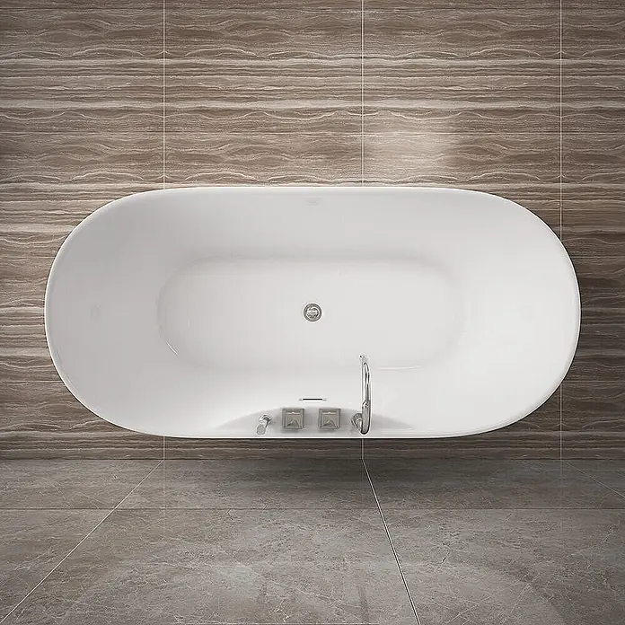 Home Deluxe Freistehende Badewanne LENI inkl. silberner Armatur - Weiß - Weiße freistehende Badewanne, Chromarmaturen, Aufsicht im Fliesenbad.