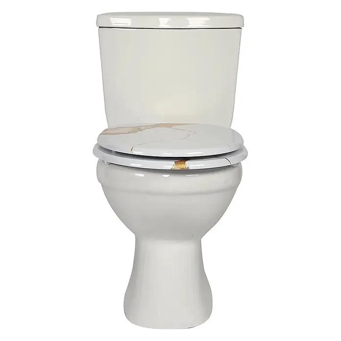 SAINOS WC-Sitz MDF WC-Sitz, Marmormuster, Universal-O-Form, Absenkautomatik, Unten - MDF, Beige, Mit Absenkautomatik - Weiße Keramiktoilette mit gold-marmorierter Toilettenbrille.