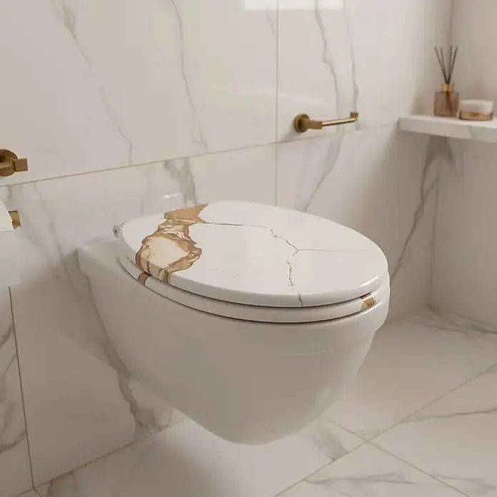 SAINOS WC-Sitz MDF WC-Sitz, Marmormuster, Universal-O-Form, Absenkautomatik, Unten - MDF, Beige, Mit Absenkautomatik - Wandhängende weiße Toilette mit dekorativem Deckel im gold-weißen Riss-Marmor-Design, in modernem Bad.
