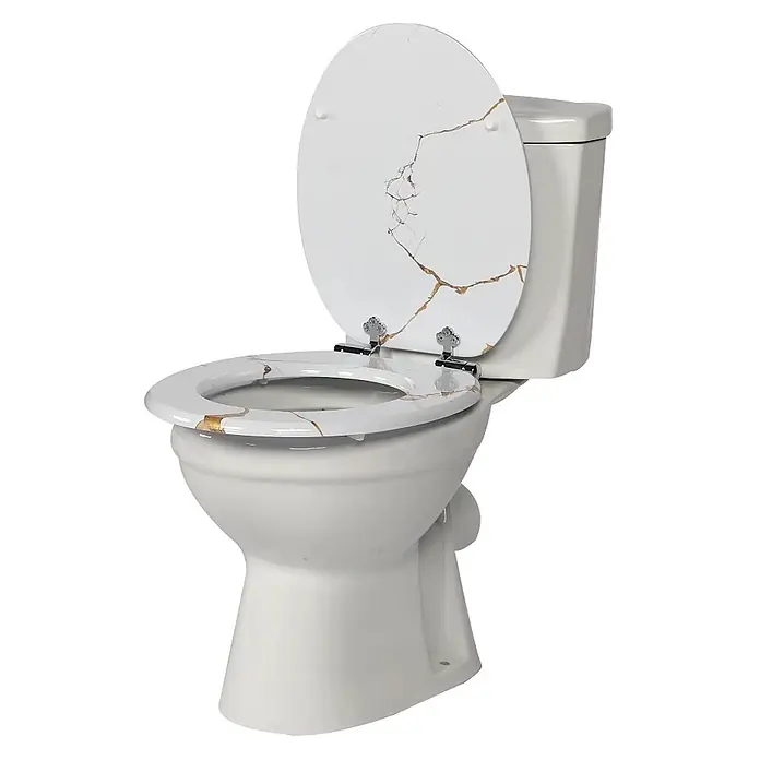 SAINOS WC-Sitz MDF WC-Sitz, Marmormuster, Universal-O-Form, Absenkautomatik, Unten - MDF, Beige, Mit Absenkautomatik - Weiße Keramiktoilette mit offenem Deckel und Sitz, die ein goldenes Kintsugi-Rissdesign aufweisen.