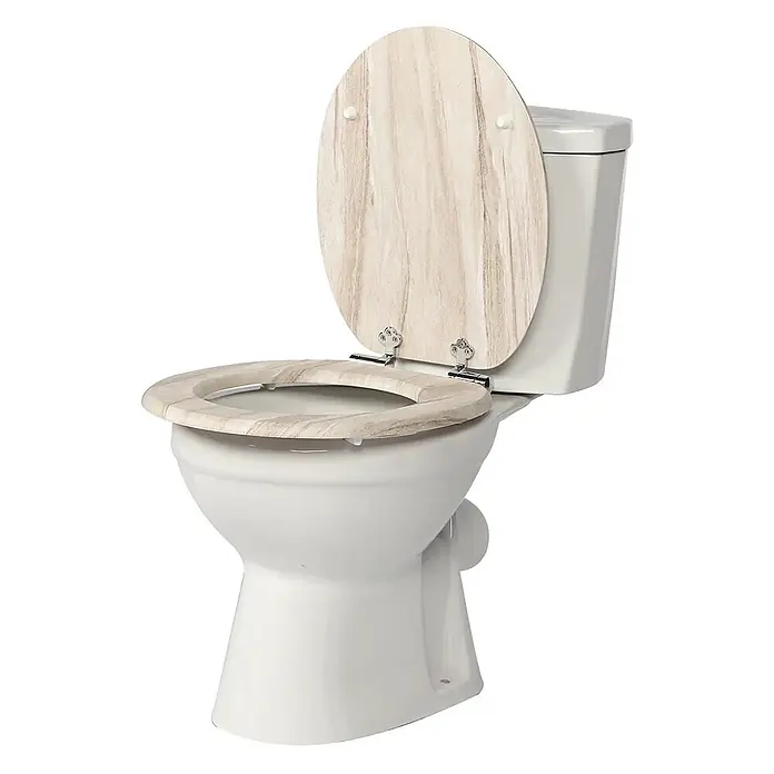 SAINOS WC-Sitz MDF WC-Sitz, Beige, Universal-O-Form, Absenkautomatik, Unten - MDF, Beige, Mit Absenkautomatik - Weiße Toilette mit offenem Toilettensitz und Deckel in heller Holzoptik.