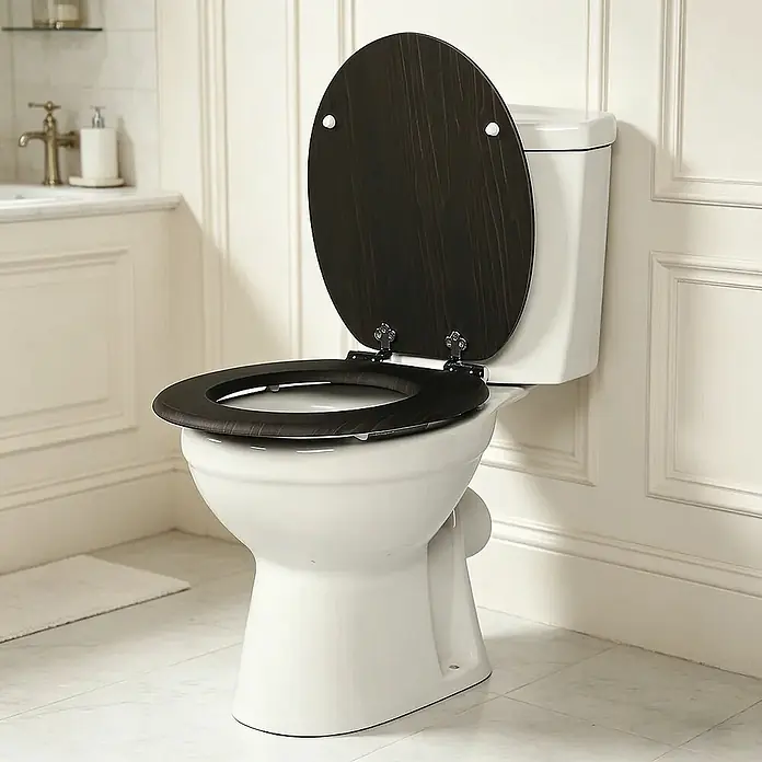 SAINOS WC-Sitz MDF WC-Sitz, Holzoptik, Universal-O-Form, Absenkautomatik, Unten - MDF, Braun, Mit Absenkautomatik - Weiße Keramiktoilette mit dunklem Holzsitz und Deckel in hochgeklappter Position in einem klassischen Badezimmer.