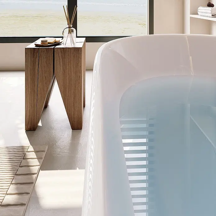Home Deluxe Freistehende Badewanne LENI inkl. schwarzer Armatur - Weiß Schwarz - Weiße moderne Badewanne mit einem Holzbeistelltisch in einem hellen Badezimmer.