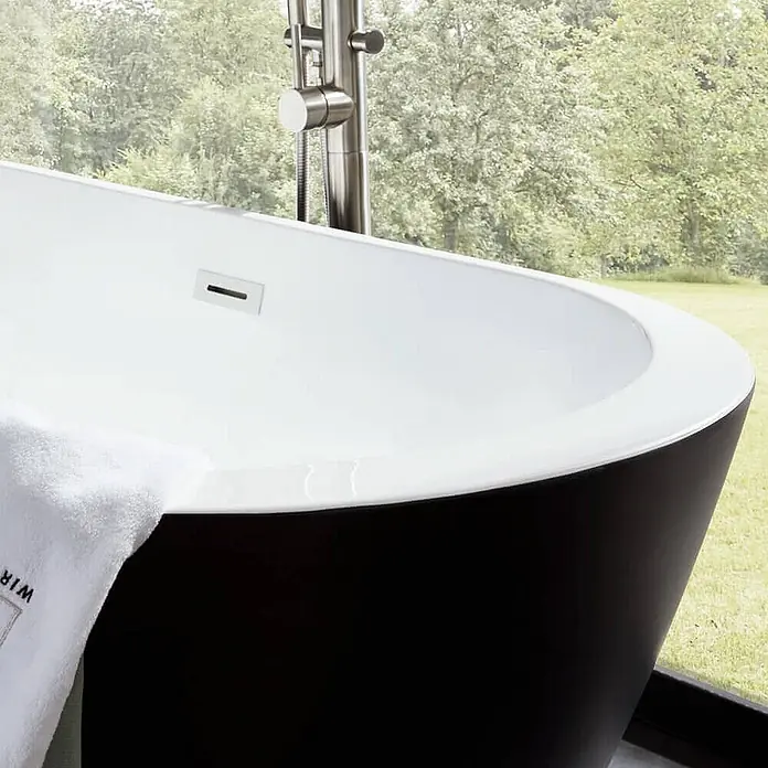 Home Deluxe Freistehende Badewanne CODO - Schwarz - Schwarz-weiße freistehende Badewanne mit bodenstehender Duscharmatur.