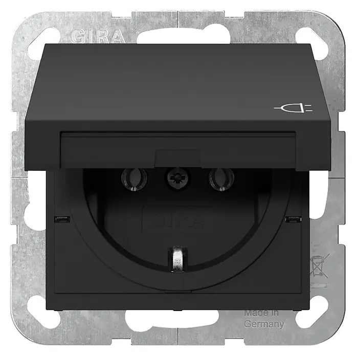 Gira System 55 Klappdeckelsteckdose 4454005 mit Klappdeckel - Schwarz matt, 16 A, Unterputzmontage - Schwarze Gira SCHUKO-Steckdose mit Klappdeckel für Feuchträume, in einem Metall-Montagerahmen.