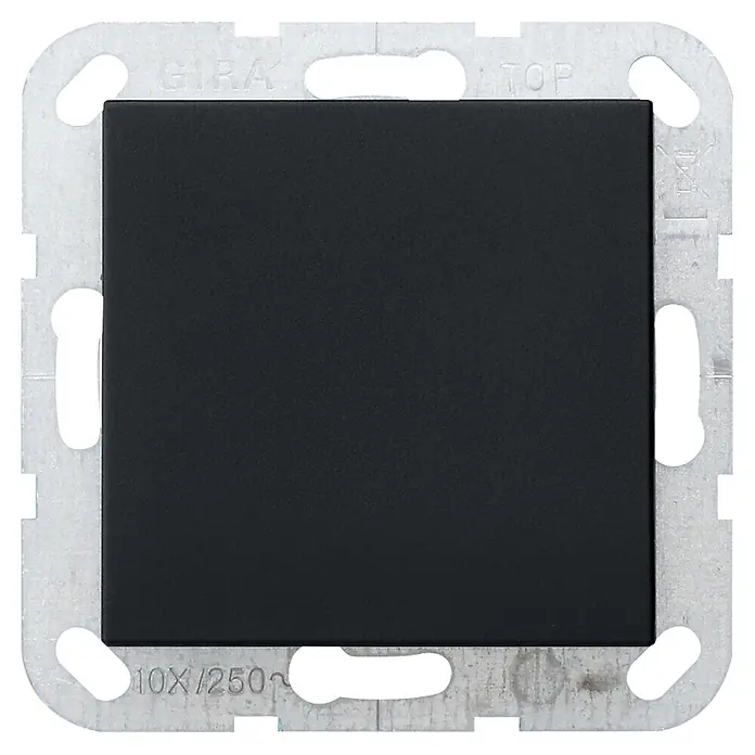 Gira System 55 Blindabdeckung 268005 - Kunststoff, Unterputzmontage - Schwarze Gira Wippschalterabdeckung auf einem Metall-Installationsrahmen.