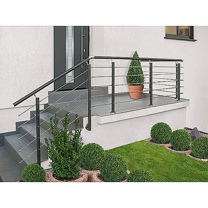 Treba Frewa Geländer-Set AG6 - Bodenmontage, Aluminium, Anthrazit, Edelstahl, Länge: 150 cm - Eine stilvolle Edelstahl Geländerinstallation an einer Haustreppe mit modernem Design und gepflegter Gartengestaltung.