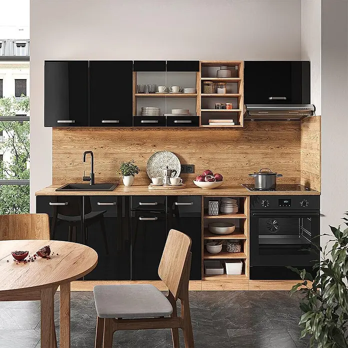 Vicco Küchenzeile R-Line, Schwarz Hochglanz/Goldkraft Eiche, 240 cm -  - Moderne Küche mit hochglänzenden schwarzen Schränken, Arbeitsplatte und Spritzschutz aus Holz, integrierten Geräten und offenen Regalen.