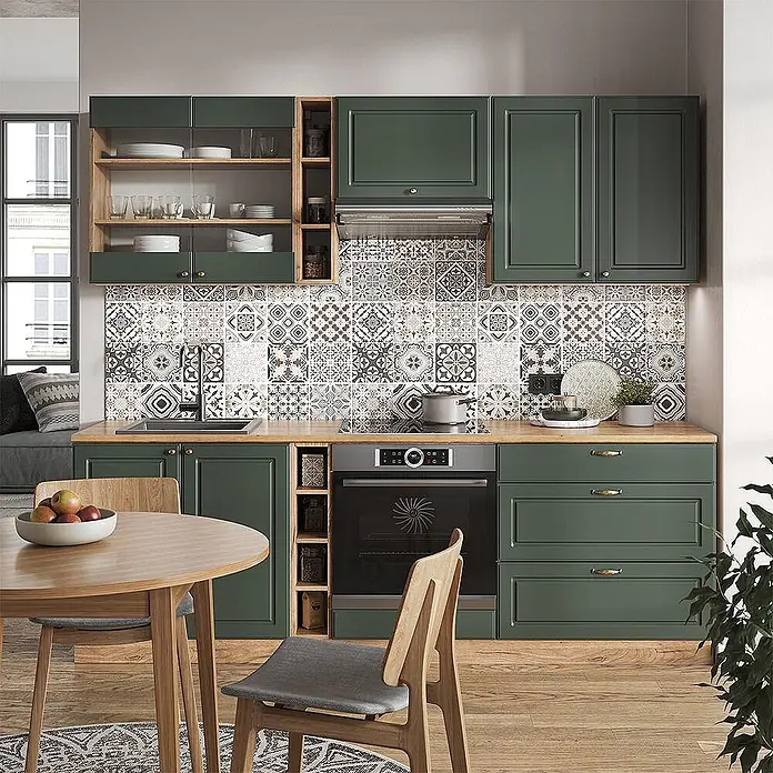Vicco Küchenzeile Fame-Line, Grün-Gold Landhaus/Goldkraft Eiche, 235 cm -  - Eine moderne Küche mit dunkelgrünen Schränken, heller Holz-Arbeitsplatte und gemusterten Fliesen, ausgestattet mit Geräten.