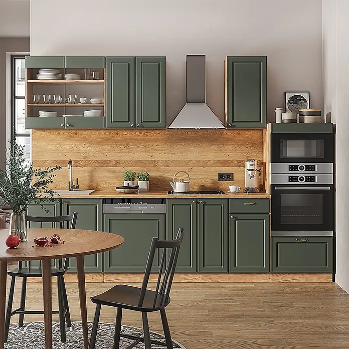 Vicco Küchenzeile Fame-Line, Grün-Gold Landhaus/Goldkraft Eiche, 300 cm -  - Moderne Küche mit dunkelgrünen Schränken, Arbeitsplatten und Rückwand aus Holz sowie integrierten Geräten. Esstisch im Vordergrund.