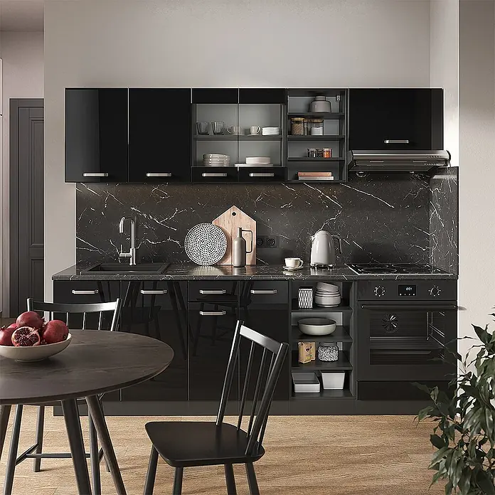 Vicco Küchenzeile R-Line, Schwarz Hochglanz/Anthrazit, 240 cm -  - Moderne schwarze Küche mit Hochglanzschränken, Marmor-Rückwand und integrierten Geräten im Essbereich.
