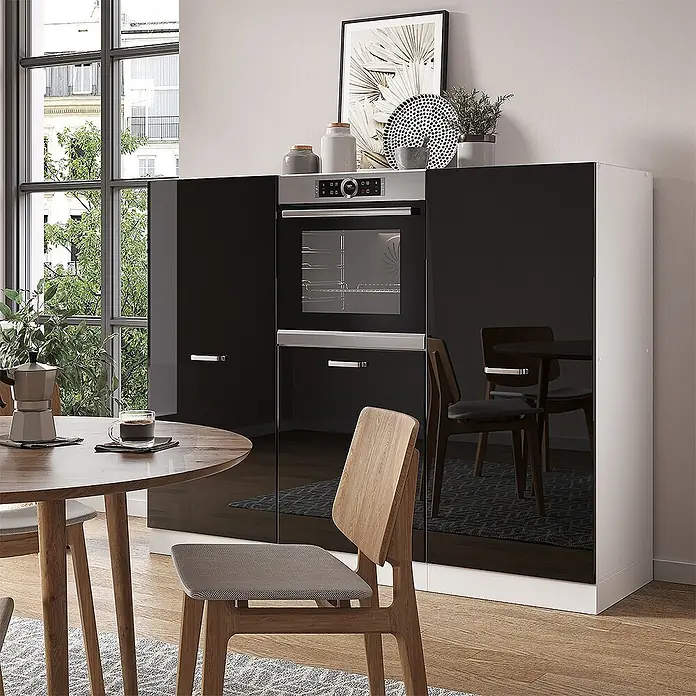 Vicco Küchenleerblock R-Line Schwarz Hochglanz/Weiß ohne Arbeitsplatte - Schwarz Hochglanz - Hoher Küchenschrank mit glänzenden schwarzen Türen und weißen Seiten, inklusive integriertem Backofen. Platziert in einem modernen Essbereich.
