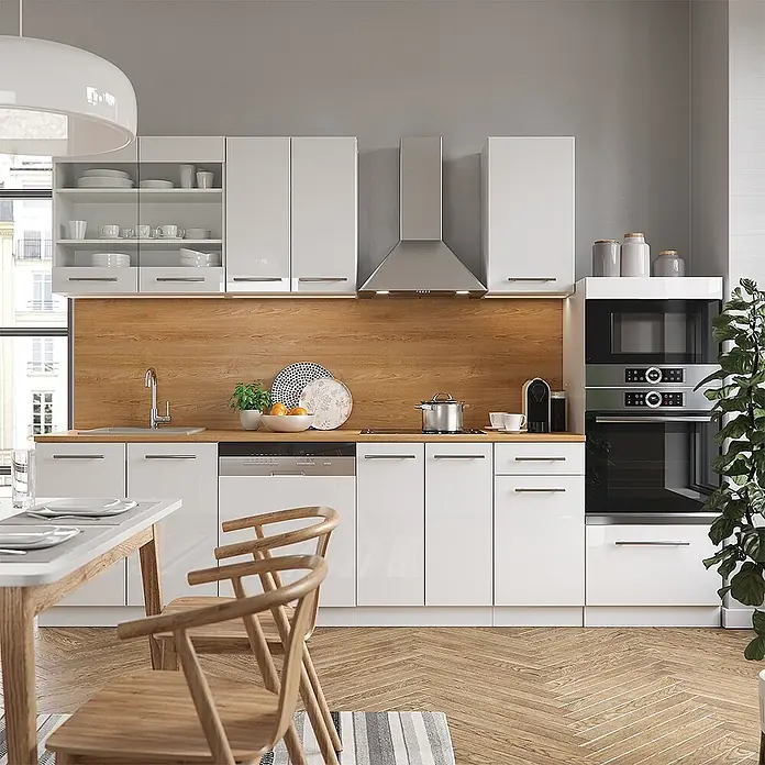 Küchenzeile Fame-Line 300 cm Weiß Hochglanz Art.-Nr. 42565 -  - Moderne Küche mit weißen Hochglanzschränken, heller Holz-Arbeitsplatte und integrierten Geräten, inkl. Essbereich.