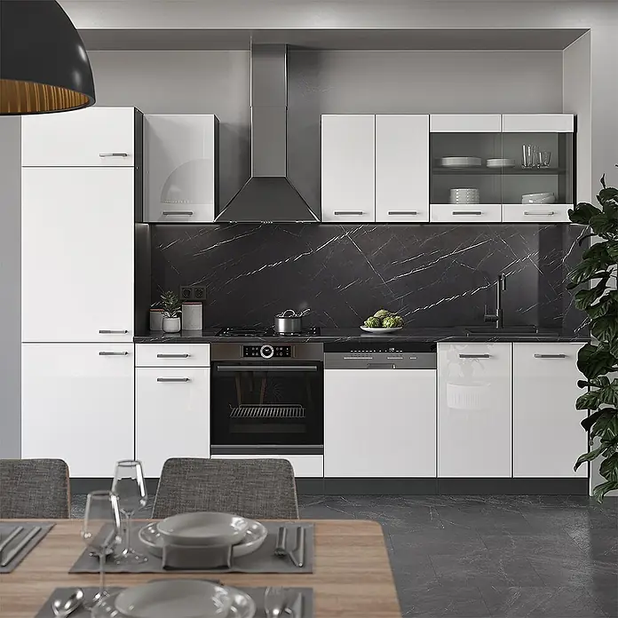 Vicco Küchenzeile R-Line, Weiß Hochglanz/Anthrazit, 300 cm -  - Moderne weiße Küche mit Hochglanzschränken, integrierten Geräten und schwarzer Marmor-Rückwand, in einer Wohnumgebung.