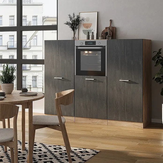 Vicco Küchenleerblock R-Line Schwarz Beton/Goldkraft Eiche ohne Arbeitsplatte - Schwarz Beton - Moderne dunkelgraue Küchenschrankkombination mit integriertem Backofen und Holzdetails in einem Essbereich.