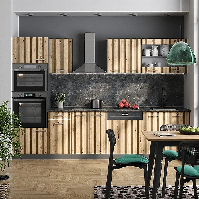 Küchenzeile R-Line 300 cm Artisan-Eiche Art.-Nr. 48945 -  - Moderne Küche mit hellen Holzlamellenschränken, dunkelgrauen Wänden und schwarzen Geräten. Mit Steinrückwand und Essbereich.