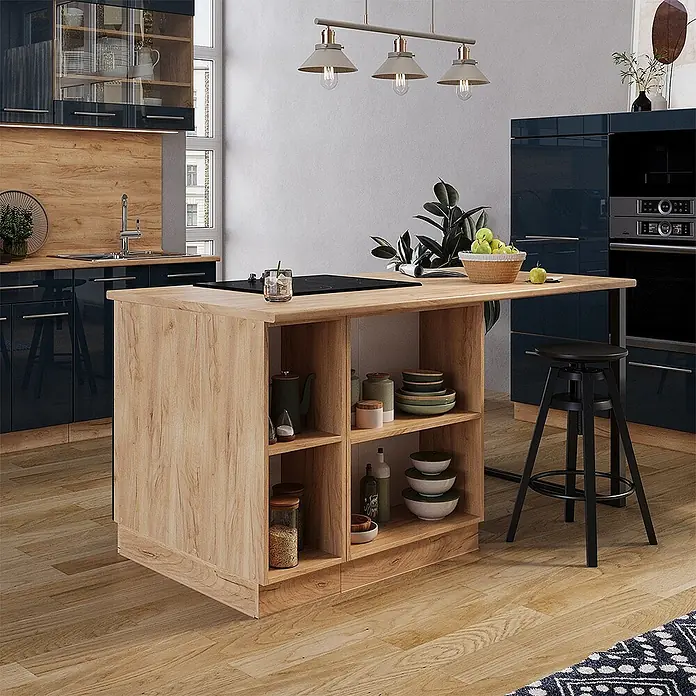 Vicco Inselküche Fame-Line Dunkelblau Hochglanz mit Schublade, ohne Arbeitsplatte - Breite: 90 cm, Dunkelblau Hochglanz, Ohne Elektrogeräte - Kücheninsel aus hellem Holz mit integriertem Kochfeld, offenen Regalen und Tresenbereich, in moderner Küche.