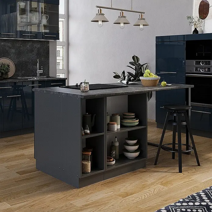 Vicco Inselküche Fame-Line Dunkelblau Hochglanz mit Schublade, ohne Arbeitsplatte - Breite: 90 cm, Dunkelblau Hochglanz, Ohne Elektrogeräte - Moderne anthrazitfarbene Kücheninsel mit dunkler Arbeitsplatte, Kochfeld und offenen Regalen, als Frühstücksbar in einer Küche.