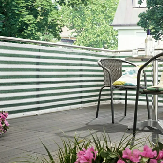 Gardol Balkonsichtschutz - Grün/Weiß, 5 x 0,9 m - Balkon mit einer grünen und weißen Sichtschutzmatte, die Privatsphäre bietet. Stühle und ein Tisch laden zum Verweilen ein.