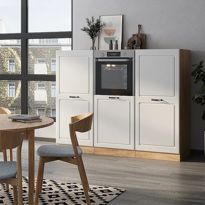 Vicco Küchenleerblock R-Line Weiß Landhaus/Goldkraft Eiche ohne Arbeitsplatte - Weiß Landhaus - Weiße Küchenschränke mit integriertem Backofen, Holzsockel und Akzenten in einer modernen Küche.