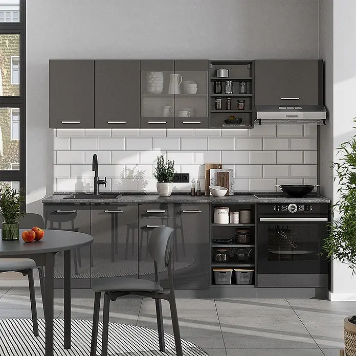 Vicco Küchenzeile R-Line Anthrazit Hochglanz/Anthrazit, AP Anthrazit - Breite: 240 cm, Anthrazit Hochglanz, Ohne Elektrogeräte - Moderne hochglänzende graue Küche mit dunklen Arbeitsplatten, weißen Metrofliesen, Einbaugeräten und einem Essbereich.
