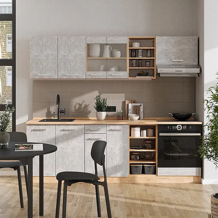 Vicco Küchenzeile R-Line Beton/Goldkraft Eiche, AP Eiche - Breite: 240 cm, Beton, Ohne Elektrogeräte - Moderne Küchenzeile mit grauen Betonoptik-Schränken, Holz-Arbeitsplatte, integrierter Spüle, Backofen und Kochfeld in einem hellen Raum.