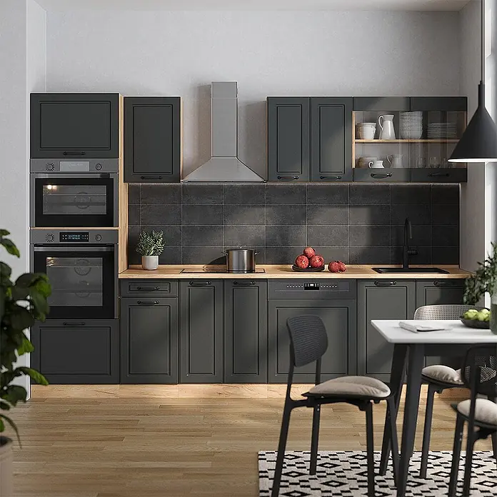 Vicco Küchenzeile R-Line Anthrazit Landhaus mit Hochschrank, AP Anthrazit - Breite: 300 cm, Anthrazit Landhaus, Ohne Elektrogeräte - Moderne dunkelgraue Küche mit integrierten Öfen, Geschirrspüler und Kochfeld, mit hellen Holz-Arbeitsplatten und Fliesenrückwand.