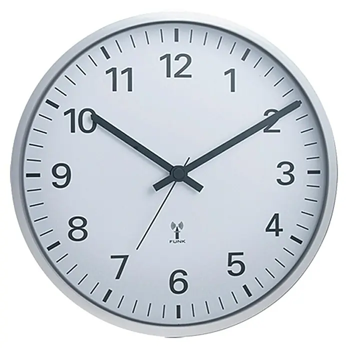 Funkwanduhr - Silber, Durchmesser: 30 cm - Silberne Wanduhr mit schwarzen Zeigern und Ziffernblatt. Die Uhrzeit ist 10:10 Uhr.