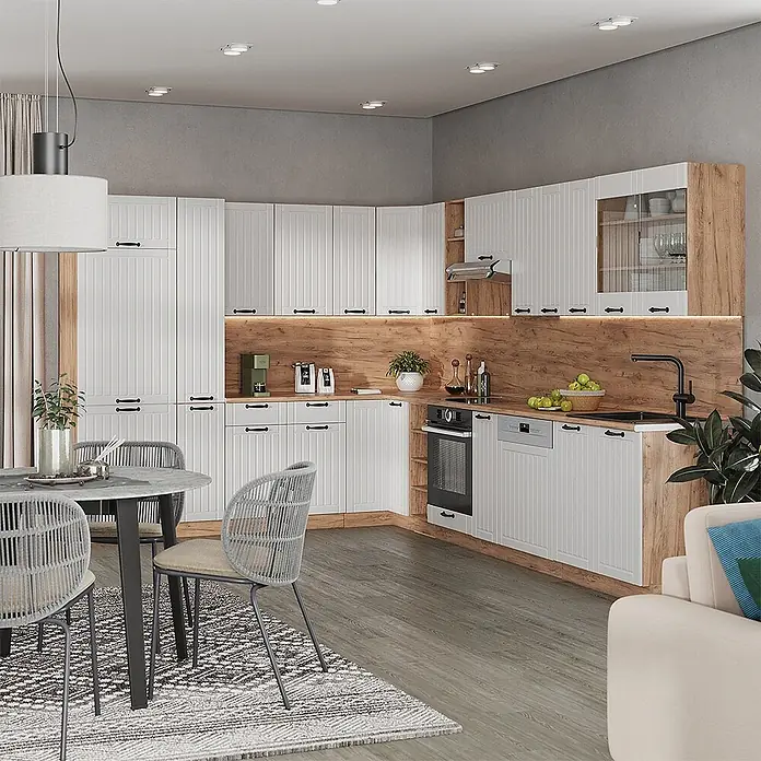 Vicco Eckküche Fame-Line, Weiß Landhaus/Goldkraft Eiche, 347 x 257 cm -  - Weiße Küchenmöbel mit vertikalen Lamellentüren und schwarzen Griffen, Holzarbeitsplatten und Spritzschutz in einem modernen offenen Wohnbereich.