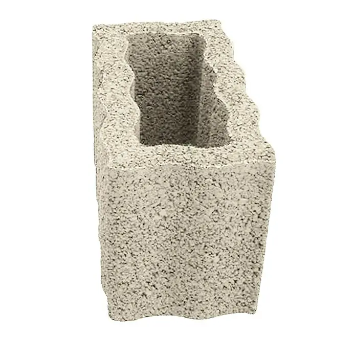 Christoph Pflanzstein Rasterstein - Weiß, 40 x 20 x 25 cm, Beton - Nahaufnahme eines grauen Betonhohlblocksteins mit dekorativen Wellenmustern, der sich ideal für den Bau von Stützmauern und dekorativen Mauern eignet.