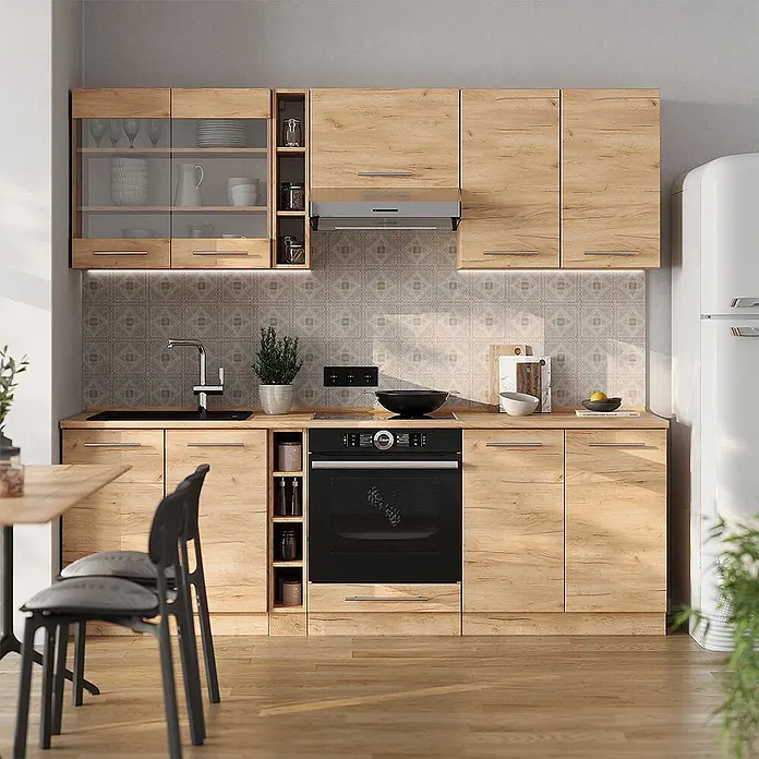 Küchenzeile Fame-Line 235 cm Goldkraft Eiche Art.-Nr. 57548 -  - Moderne Küche aus hellem Holz mit Ober- und Unterschränken, integrierter Spüle und Backofen.