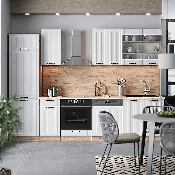 Vicco Küchenzeile Fame-Line Weiß Landhaus ohne Arbeitsplatte - Breite: 300 cm, Weiß Landhaus, Ohne Elektrogeräte - Moderne Küche mit weißen Lamellenschränken, schwarzen Griffen, heller Holzwandverkleidung, integriertem Ofen und Dunstabzugshaube aus Edelstahl.