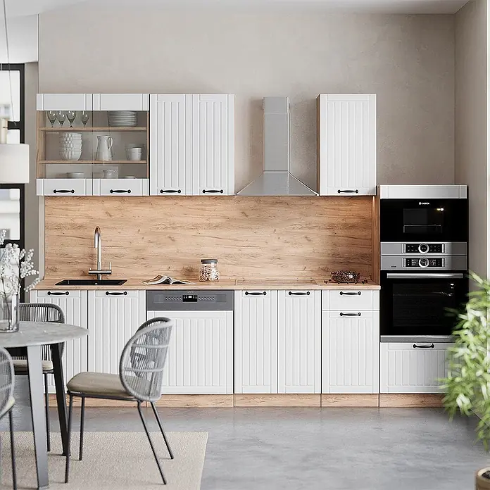 Vicco Küchenzeile Fame-Line Weiß Landhaus mit Hochschrank, ohne Arbeitsplatte - Breite: 300 cm, Weiß Landhaus, Ohne Elektrogeräte - Moderne Küche mit weißen Lamellenschränken, Holzrückwand/Arbeitsplatte, integrierten Geräten und Essbereich.