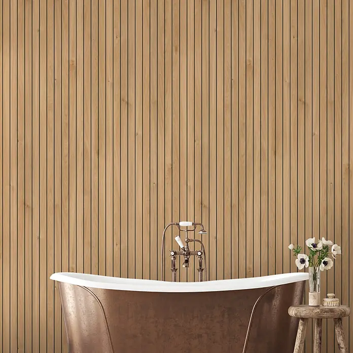 LOGOCLIC Wandpaneel Designwall - 265 x 123 cm, Lightwood, Stone Polymer Composite (SPC) - Freistehende Kupferbadewanne mit Vintage-Messingarmatur in rustikalem Bad mit Lamellenholzwand und Blumen.