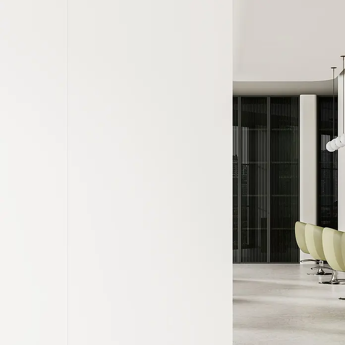 LOGOCLIC Wandpaneel Designwall - 265 x 123 cm, White, Stone Polymer Composite (SPC) - Moderner Innenraum mit weißer Wand und einer Reihe lindgrüner Stühle, gegenüber dunklen Lamellen, bildet einen stilvollen Wartebereich.